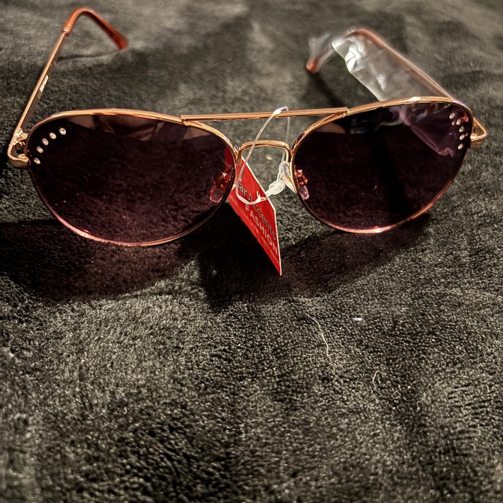 Sunglasses Women’s Stylish Rose Gold Sunglasses with Rhinestones on lenses. New